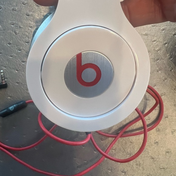 Beats brand headphones - Picture 3 of 7